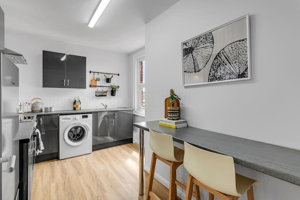 1-Bed Seaside Apartment With Parking Cromer Kültér fotó
