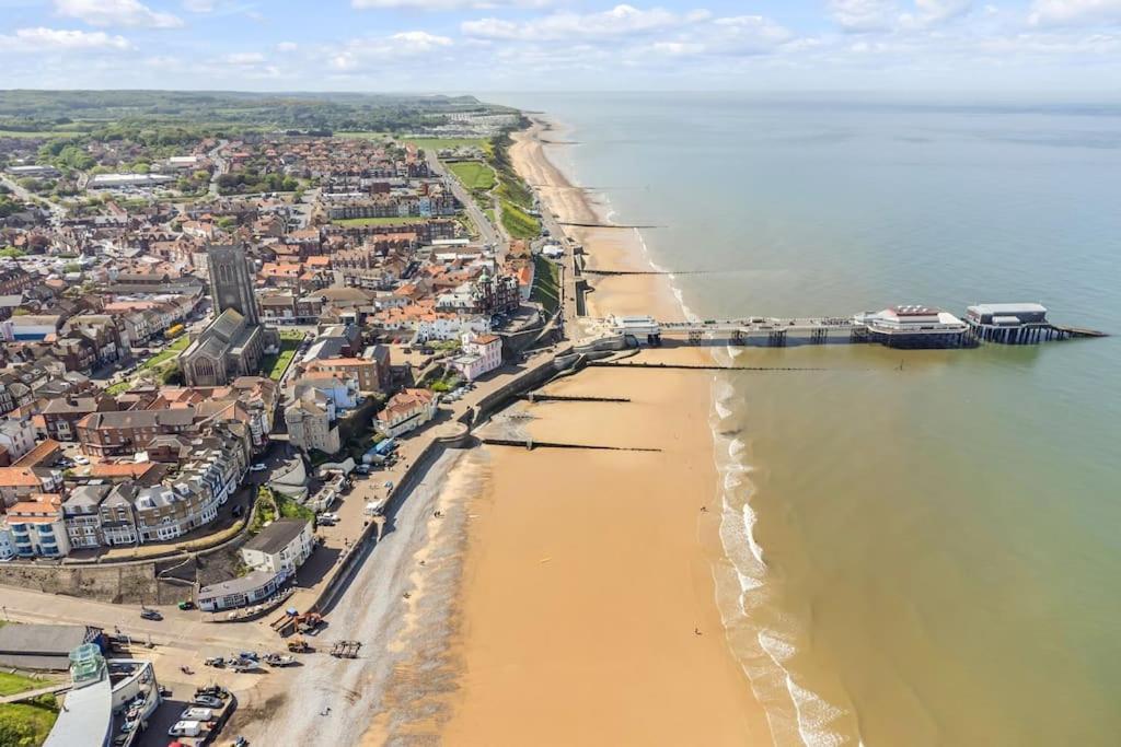 1-Bed Seaside Apartment With Parking Cromer Kültér fotó