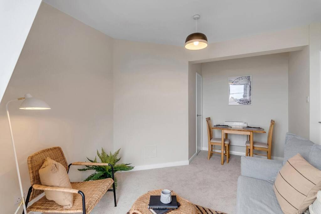 1-Bed Seaside Apartment With Parking Cromer Kültér fotó