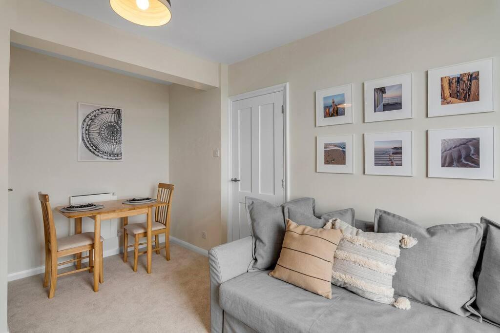 1-Bed Seaside Apartment With Parking Cromer Kültér fotó